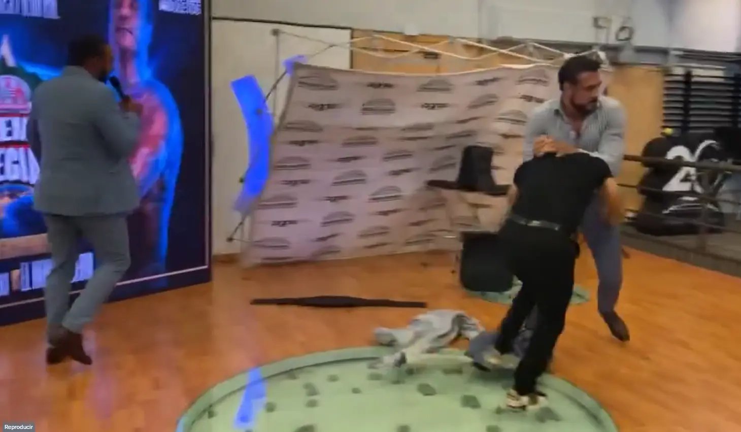 Alberto Del Río desata violencia en conferencia rumbo a Triplemanía Regia